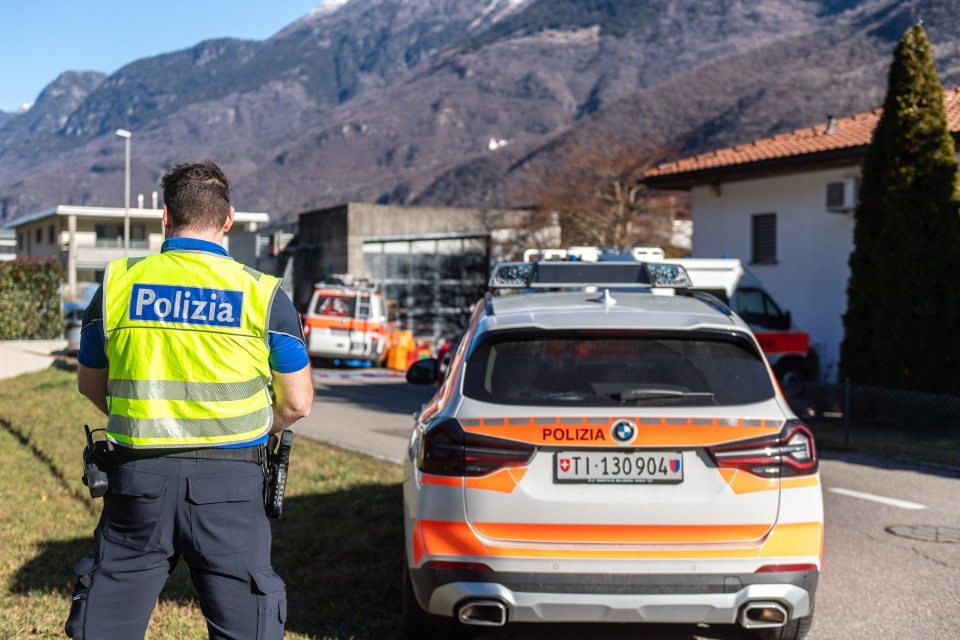 Fatto di sangue a Gnosca: «Azione fisica violenta dell'uomo sulla moglie»