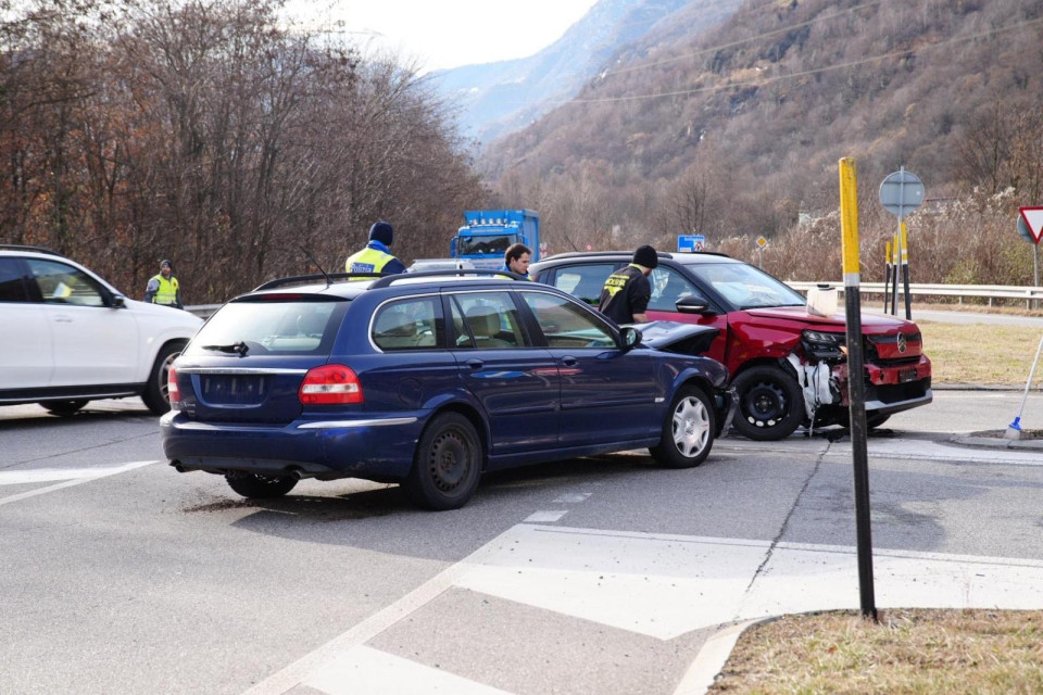 Scontro tra due auto allo svincolo autostradale di Biasca: un ferito leggero