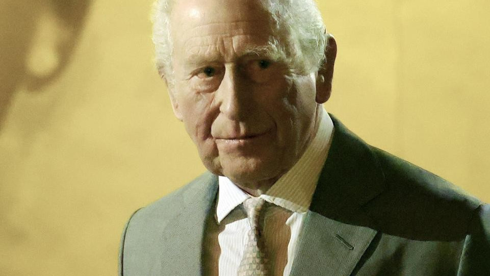 Re Carlo in pubblico dopo l'arresto di Andrea, ma non risponde alle domande