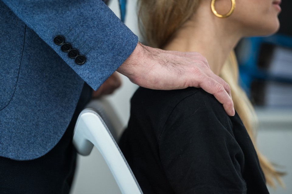 Segnalazioni di abusi, «le aziende dovrebbero avere una persona formata responsabile»