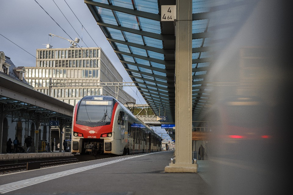 I figli piccoli in stazione, lui intrappolato sul treno: un padre critica le FFS