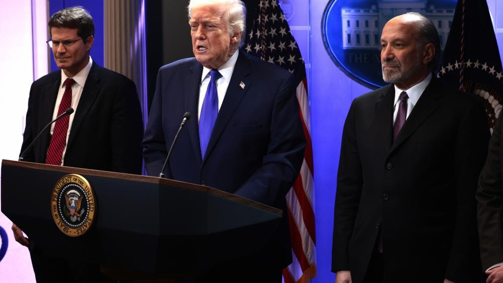 Trump tira dritto: «I dazi rimangono» e minaccia un +10%