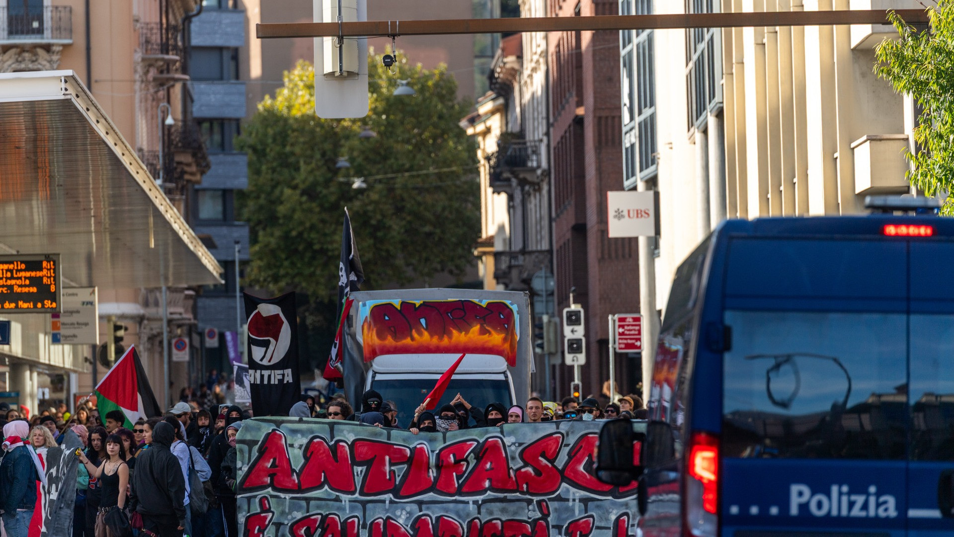 Il presidio antifascista si sposta in centro città