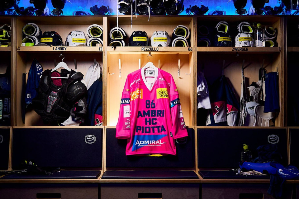 Alleanza sportiva nel segno del Giro: le maglie dell'Ambrì all'asta per Ticino Cycling