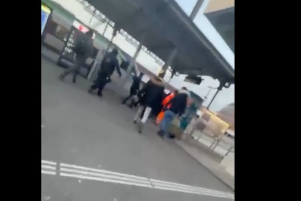 Violenza alla stazione di Mendrisio, tra insulti, pugni e minacce