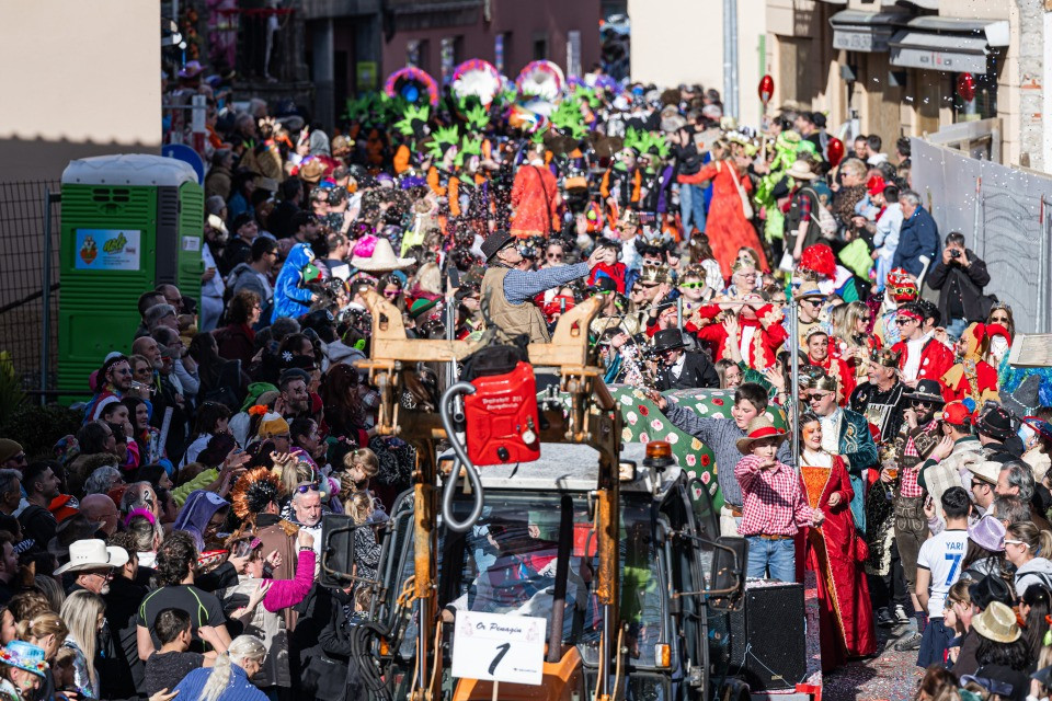 Bagno di folla per un corteo allegro come la primavera
