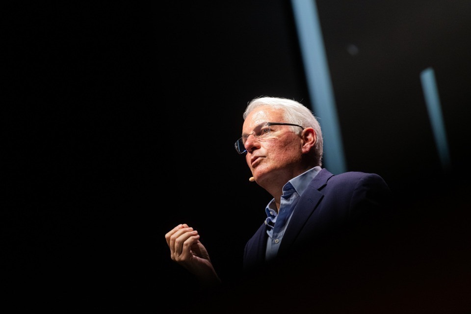 L'intelligenza artificiale e la mente sotto assedio