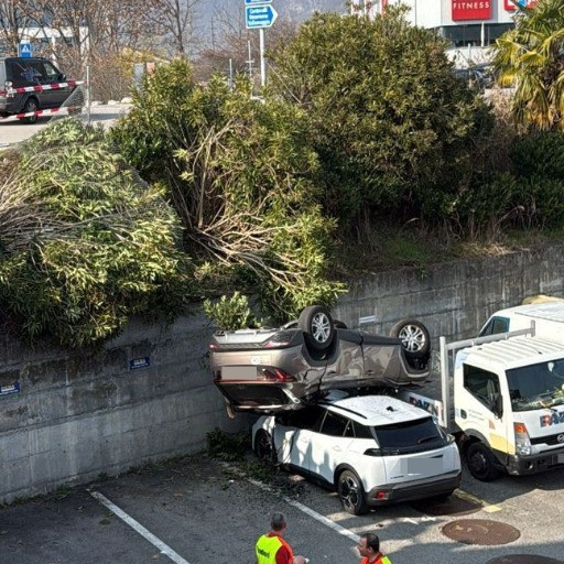 Forse un malore: sperona un'auto e si ribalta in un posteggio