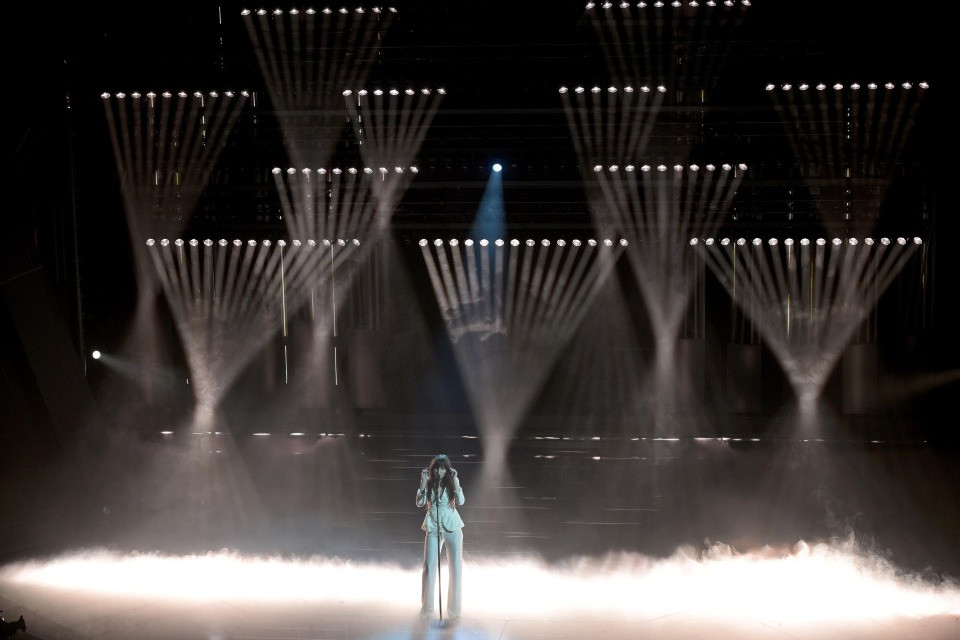 Il Festival di Sanremo ricorda la tragedia di Crans Montana con Perdutamente