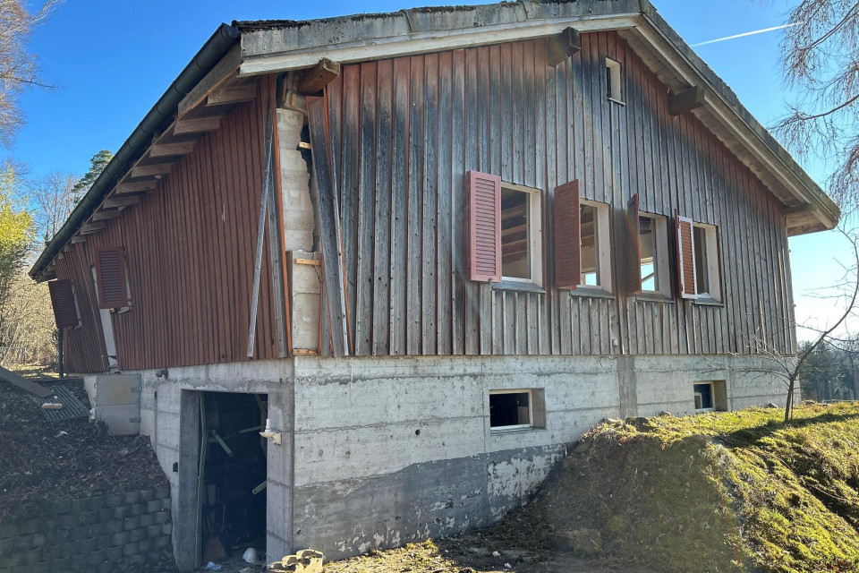 Detonazione durante smaltimento esplosivi a Illnau-Effretikon: due feriti lievi