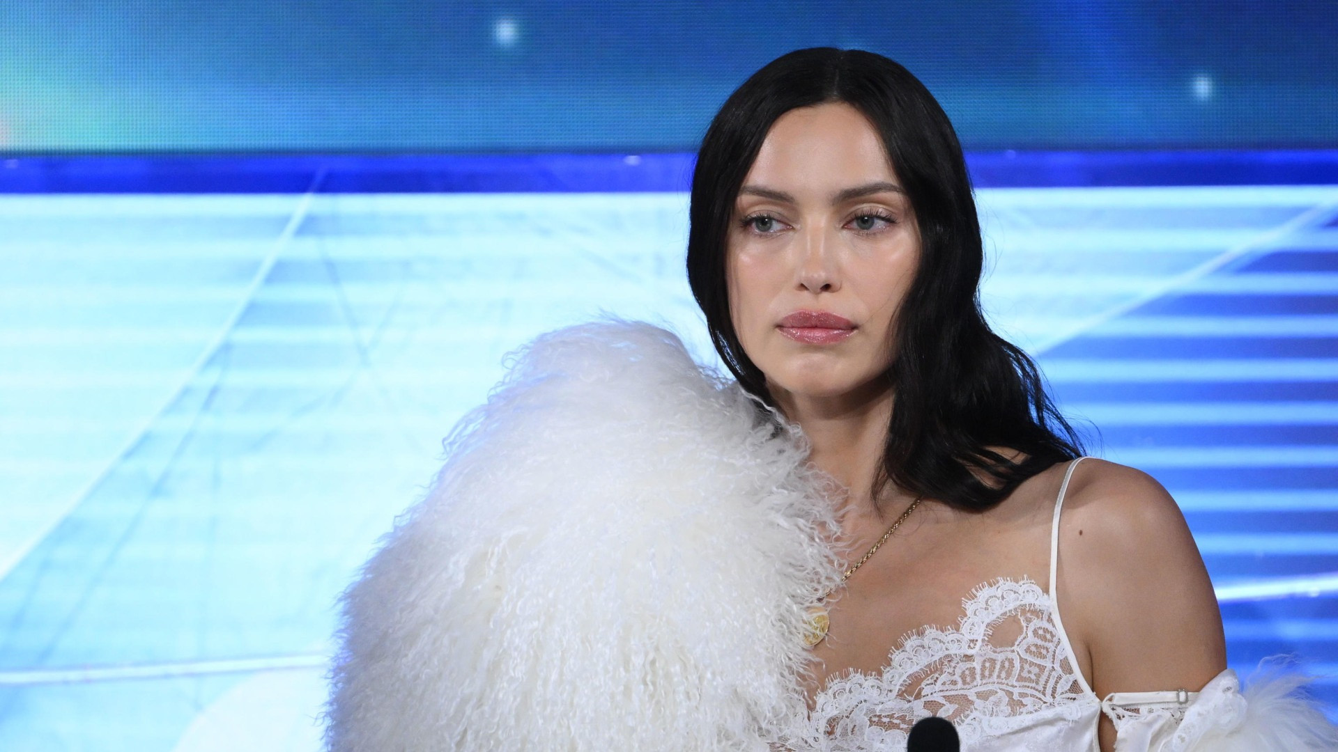 La russa Irina Shayk a Sanremo 2026: «Non parlo della guerra in Ucraina»