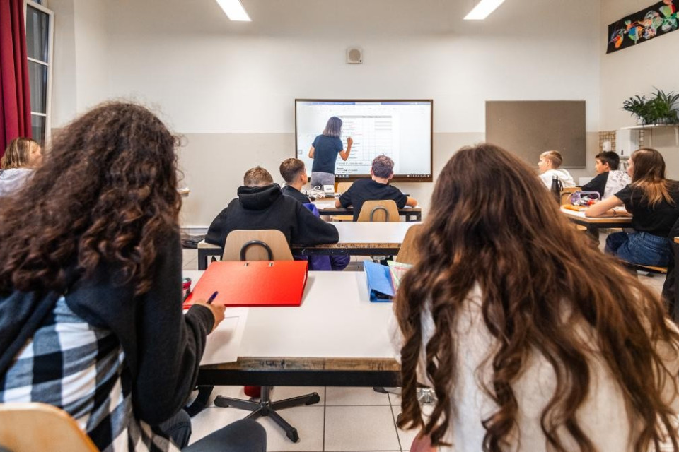 Iniziare la scuola più tardi al mattino migliora il rendimento degli adolescenti