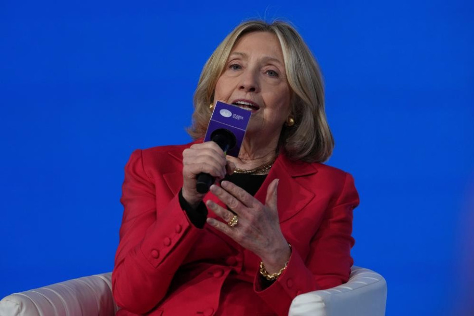 Terminata la deposizione fiume di Hillary, è durata sei ore