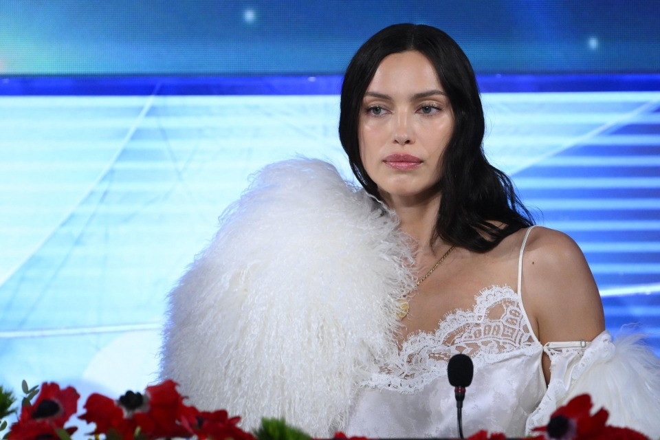 La russa Irina Shayk a Sanremo 2026: «Non parlo della guerra in Ucraina»