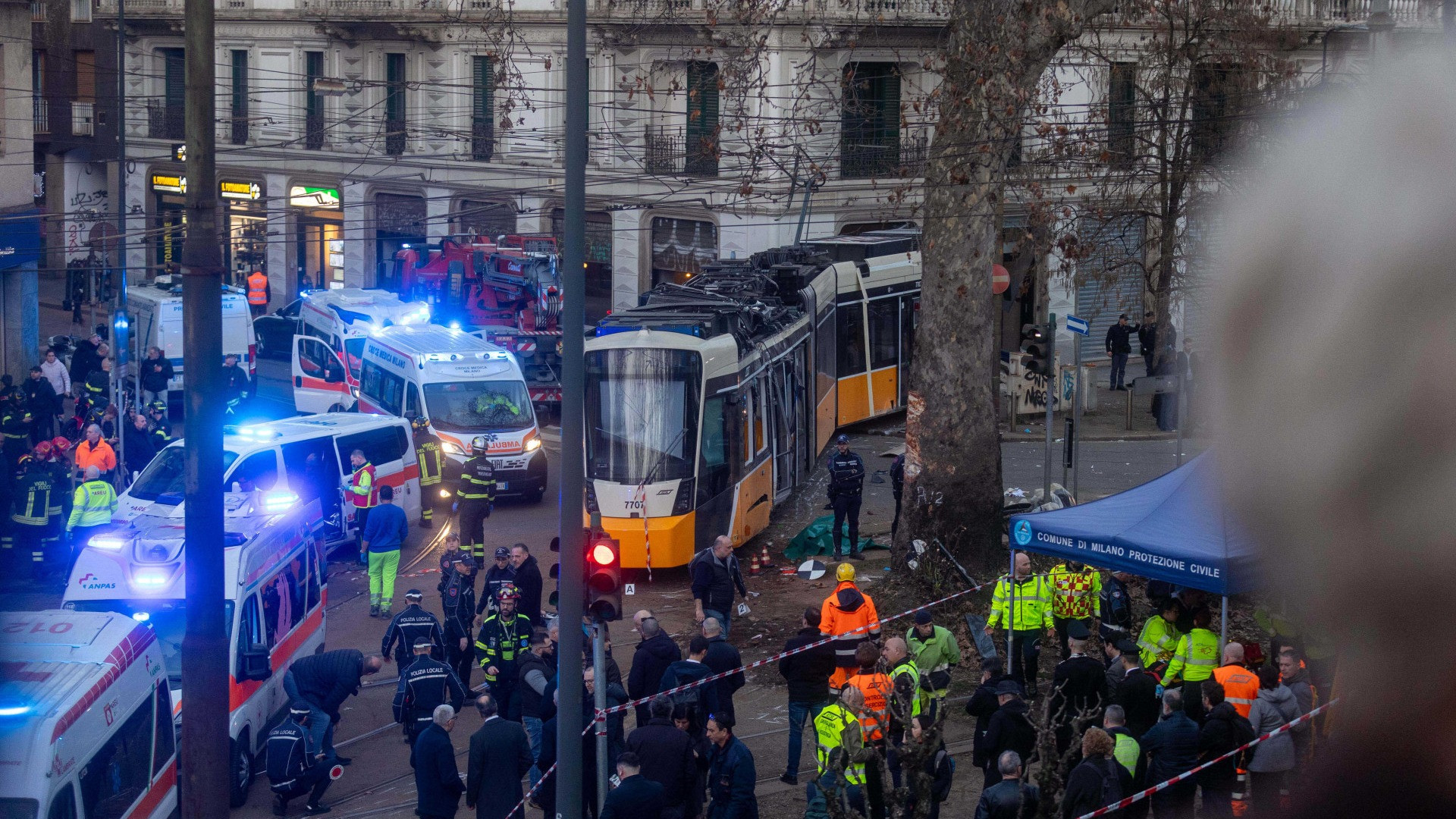 Milano, tram deraglia e finisce contro un palazzo: «Due morti e 40 feriti»