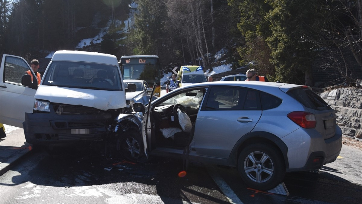 Violenta collisione a Churwalden, tre feriti di cui uno grave