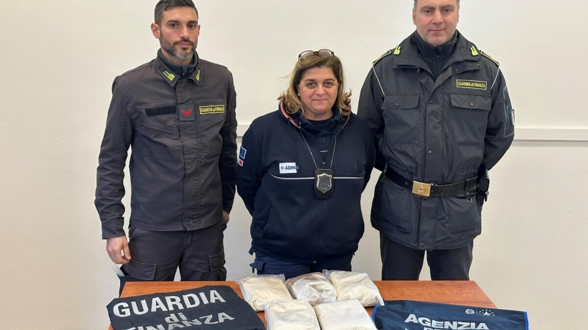 Dal Belgio con cinque chili di eroina sotto il sedile: coppia arrestata a Brogeda