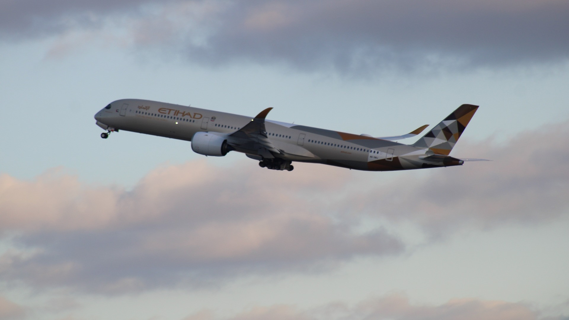 Dario, ticinese ad Abu Dhabi: «Si torna a casa, non vedo l'ora di toccare il suolo svizzero»