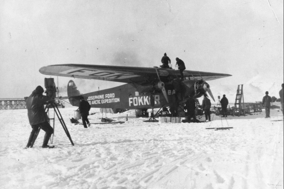 L'americano Richard E. Byrd ha sorvolato il Polo Nord