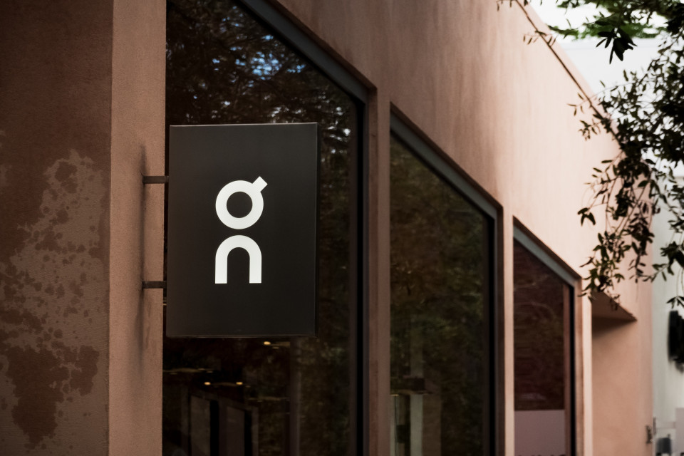 On, le vendite di scarpe volano: nel 2025 il fatturato supera i 3 miliardi