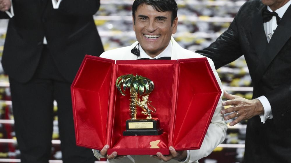 Cazzullo stronca la canzone di Sal da Vinci, e i social si accendono