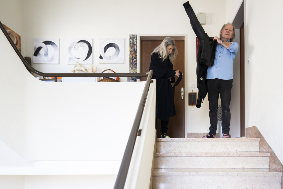 Loredana e il marito Urs mentre si preparano a uscire di casa (foto Samuel Golay)