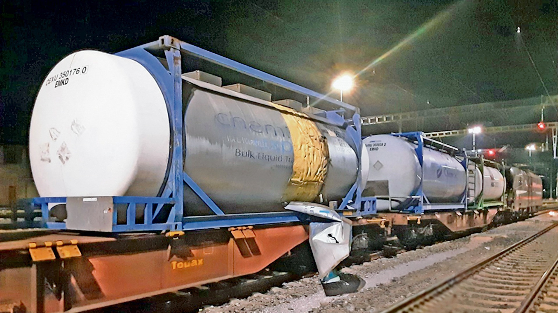 Lamiera si stacca dal vagone cisterna, sotto accusa le riparazioni