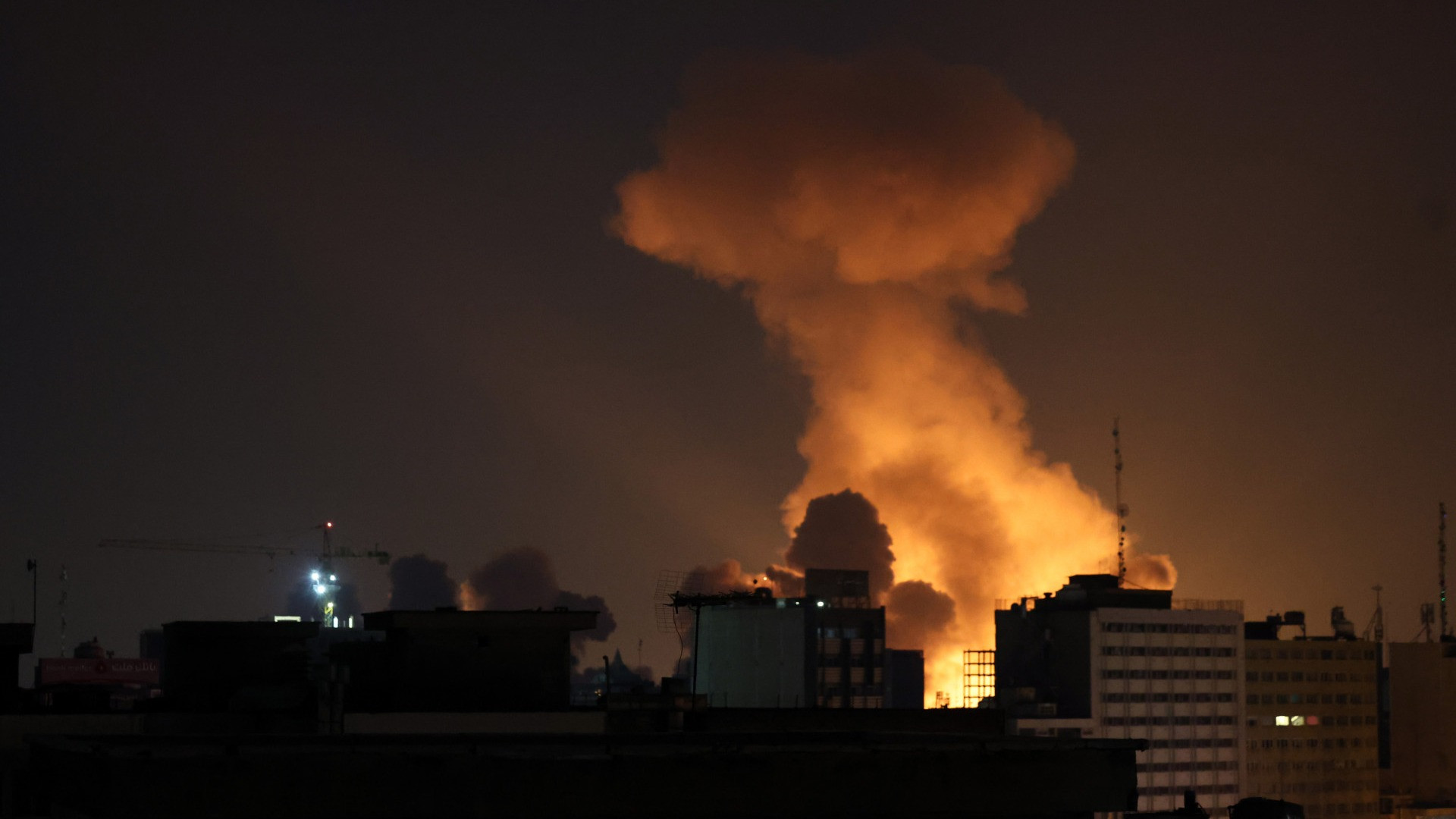 Missili israeliani su Iran e Libano, Teheran bombarda edifici in Bahrein