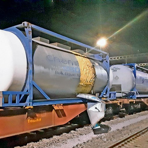 Lamiera si stacca dal vagone cisterna, sotto accusa le riparazioni