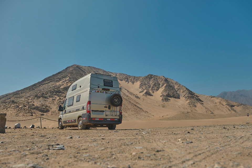 Dall’Oman alla fuga verso la Turchia: coppia svizzera attraversa l’Iraq in camper