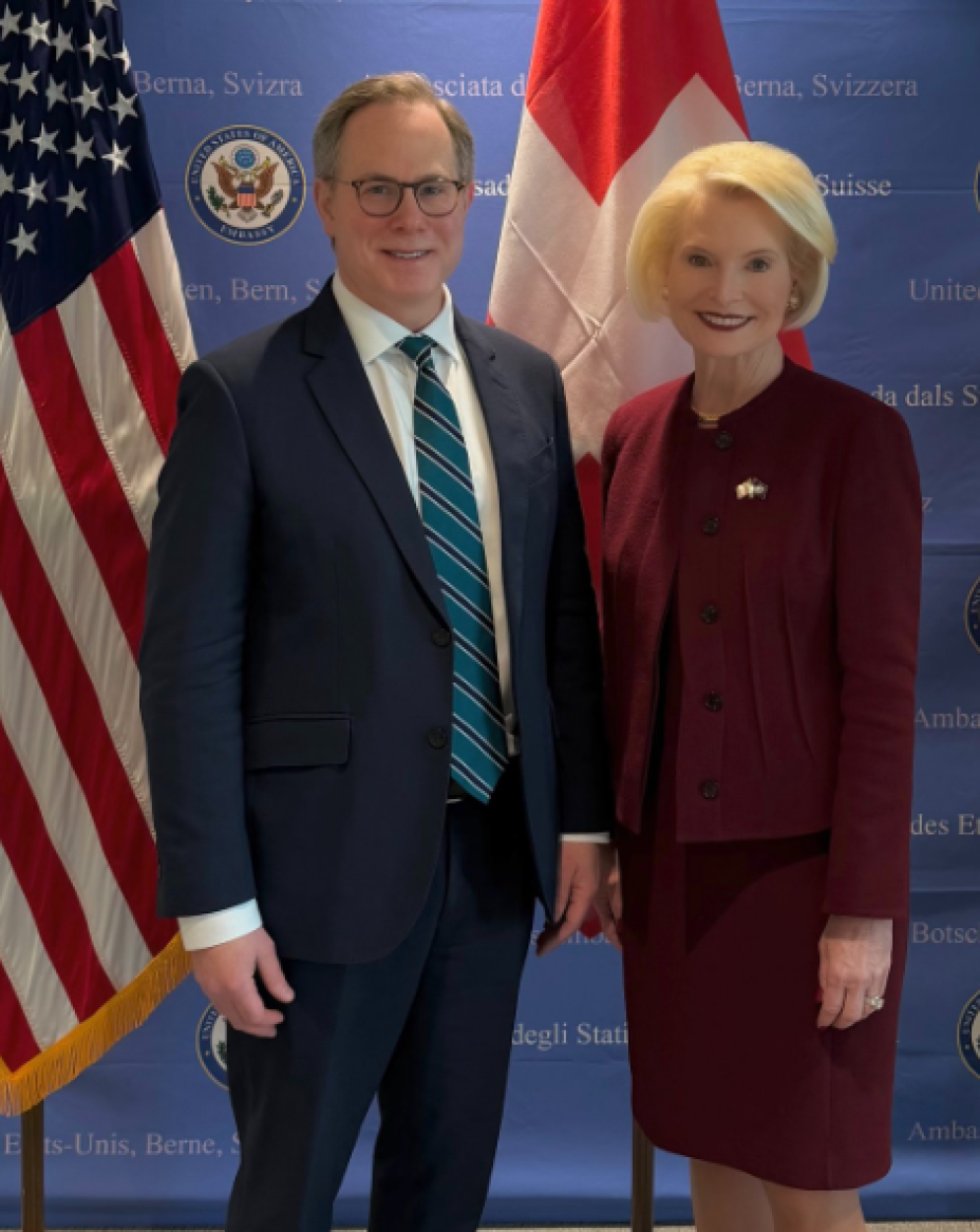 Il sottosegretario al Tesoro USA&nbsp;Jonathan Burke con l'ambasciatrice Calista Gingrich, in occasione dell'incontro di lunedì 2 marzo presso l'Ambasciata degli Stati Uniti in Svizzera, a Berna (dal profilo ufficiale Instagram dell'Ambasciata).