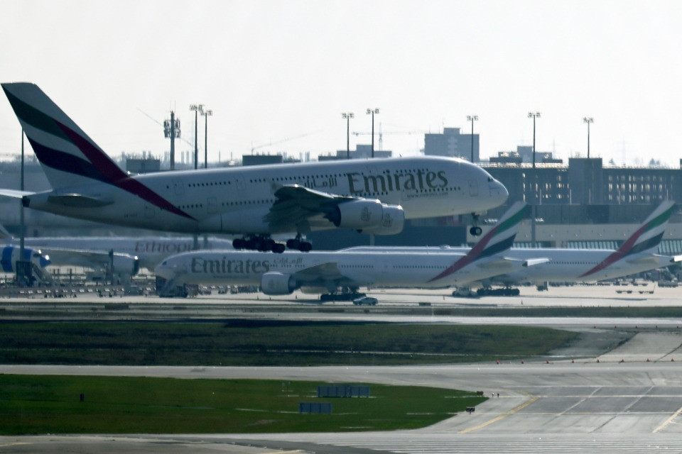 Emirates sospende i voli da e per Dubai, poi li ripristina