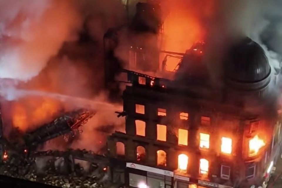 Fiamme e violenza: la Scozia in ginocchio