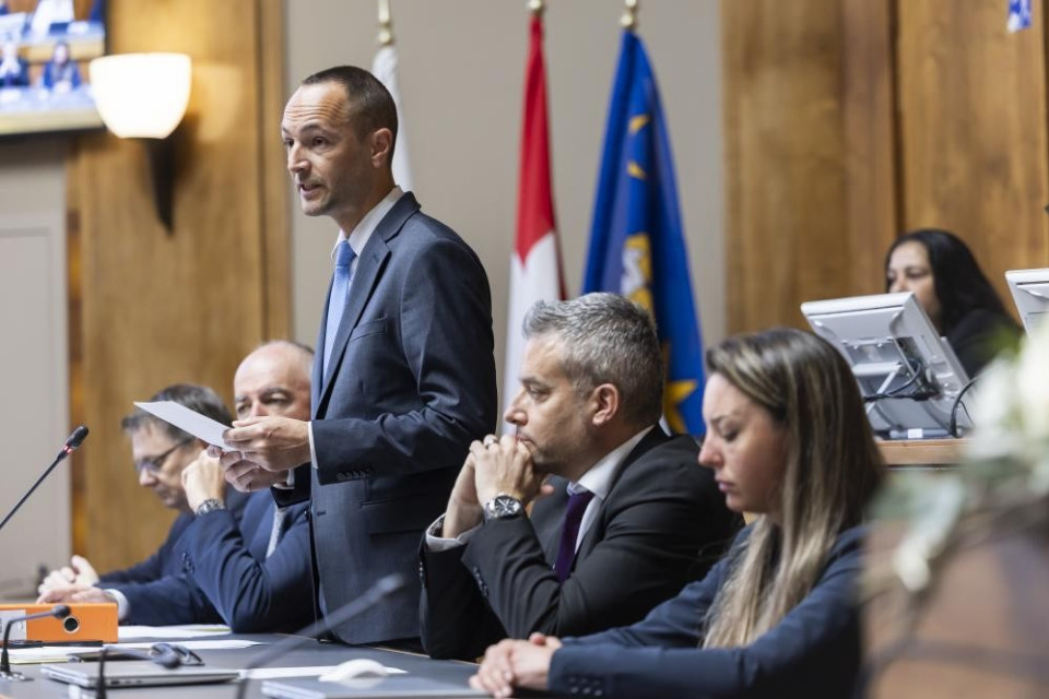 Un minuto di silenzio per le vittime di Crans-Montana durante il Gran Consiglio vallesano