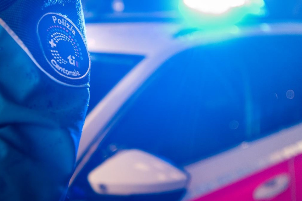 Perde il controllo dell'auto e investe un pedone, le ferite sono gravi