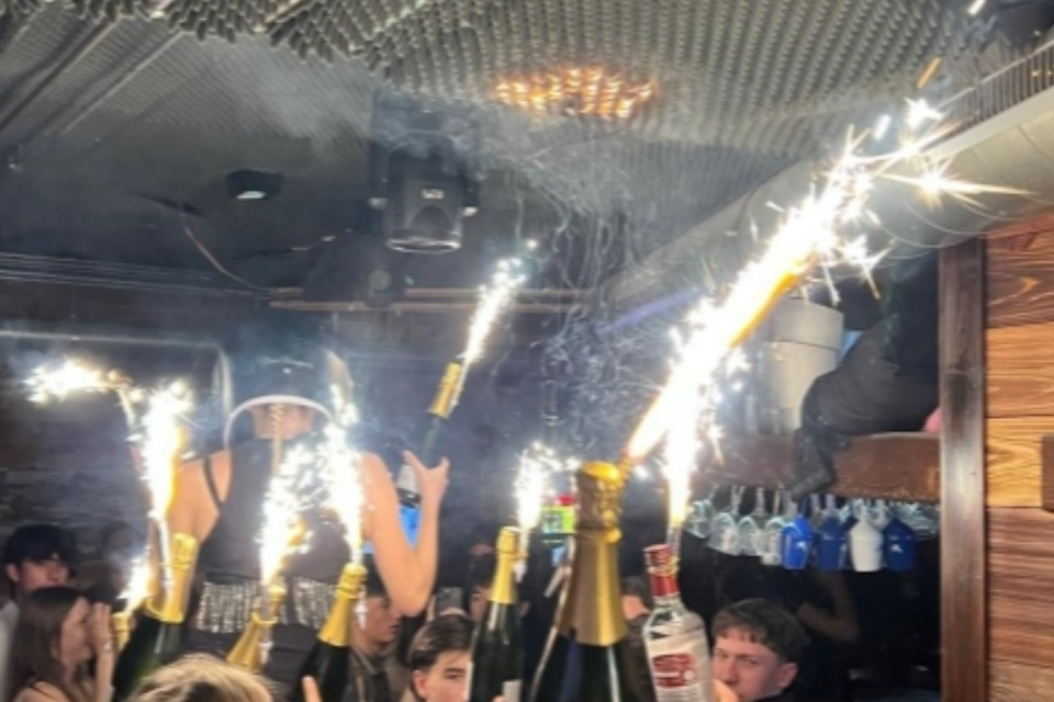 Ma i pannelli fonoassorbenti del Constellation venivano dalla Germania ed avrebbero dovuto essere non infiammabili?