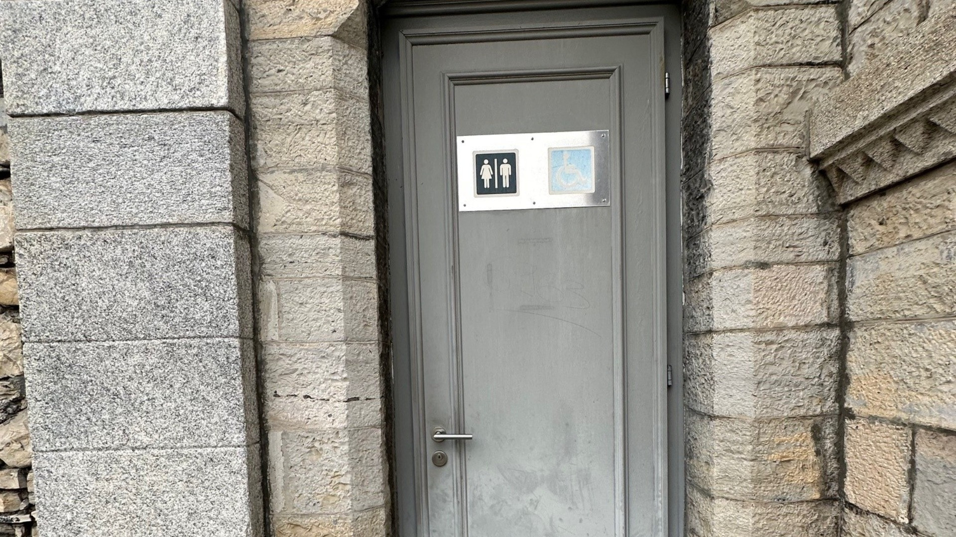 «Cimitero Monumentale o monumentali Gabinetti?»