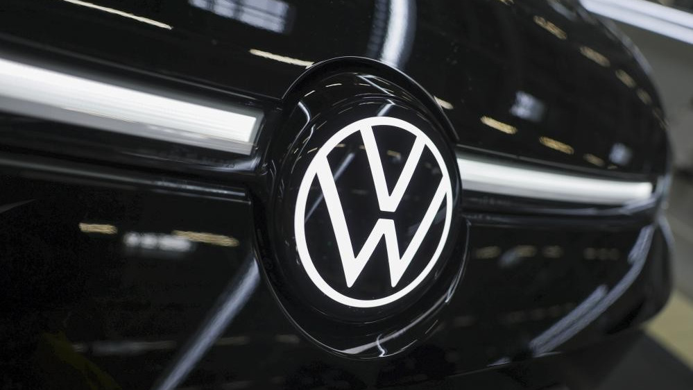 Volkswagen dimezza l'utile e taglierà 50.000 posti entro il 2030
