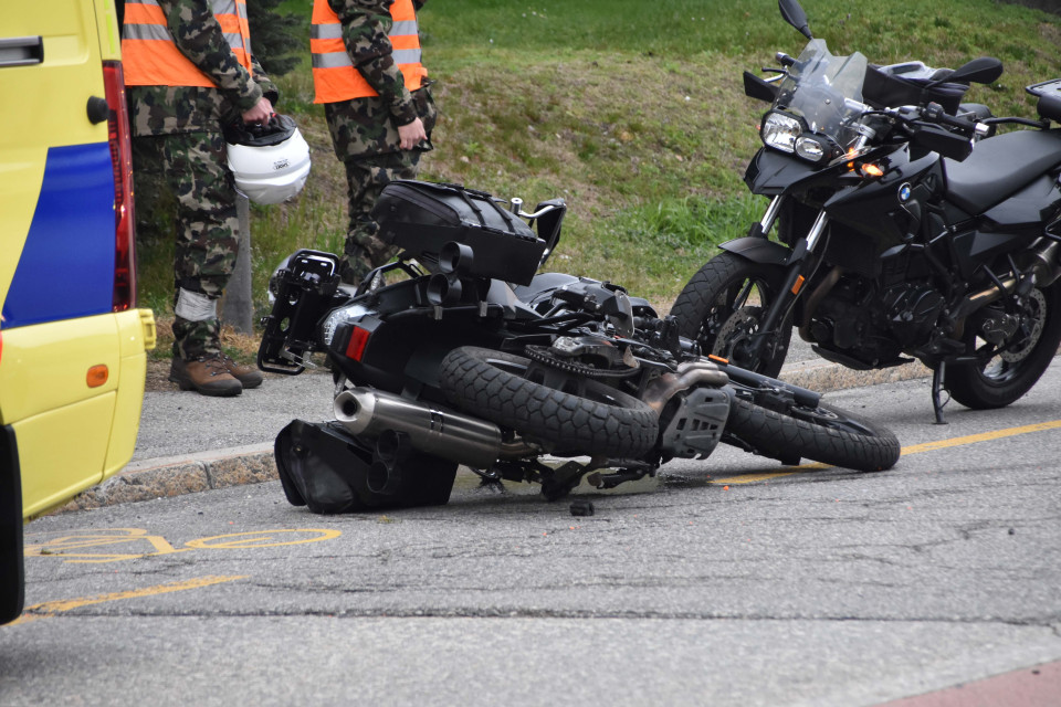 Urta lo spartitraffico e cade a terra: motociclista ferito a Gordola