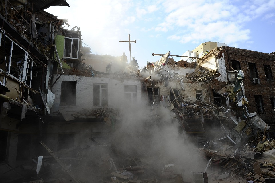 Trump: «Tra Putin e Zelensky c'è odio profondo», nella notte un raid russo su Kharkiv