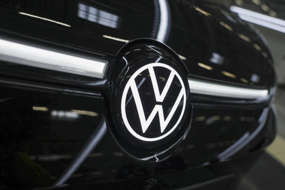 Volkswagen dimezza l'utile e taglierà 50.000 posti entro il 2030
