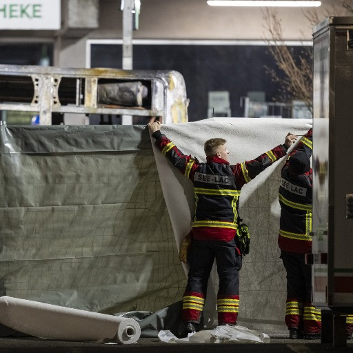 Bus in fiamme a Kerzers, parla un testimone: «Gli pneumatici sono volati a 200 metri di distanza»