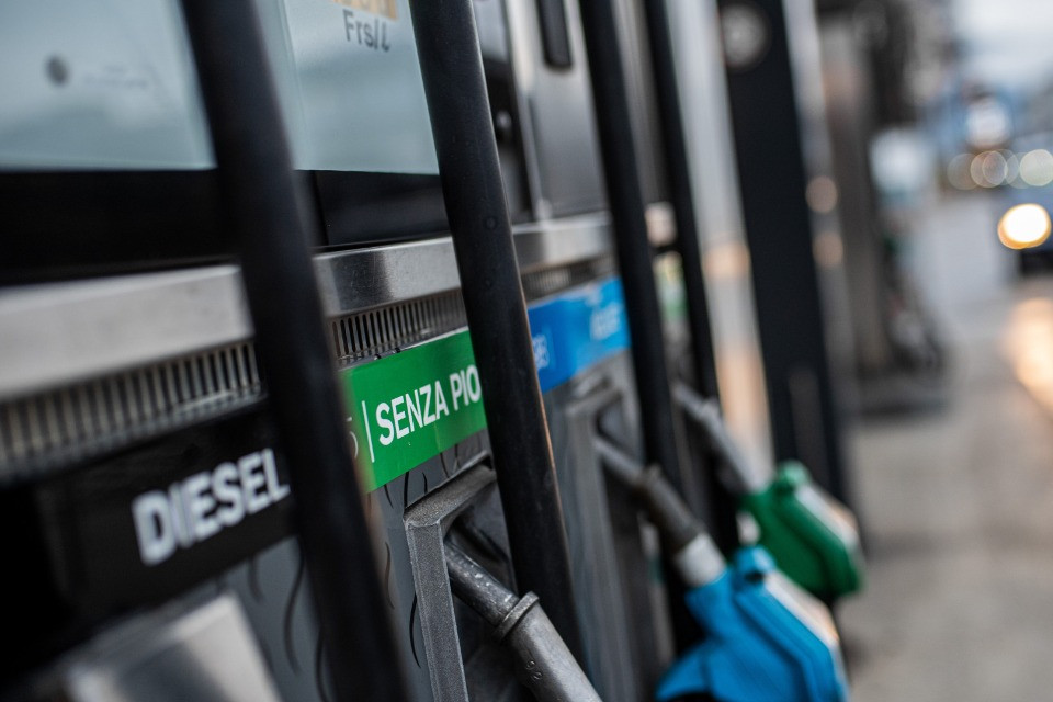 L’AIE libera 400 milioni di barili dalle riserve strategiche