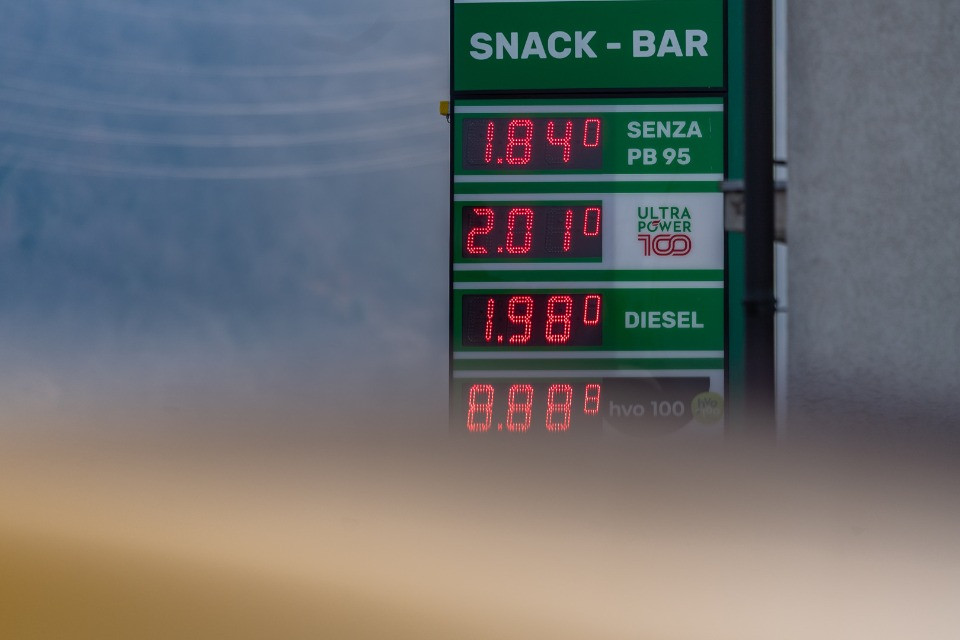 Carburante, quando c'è crisi Berna incassa: «Sistema perverso e ingiusto»