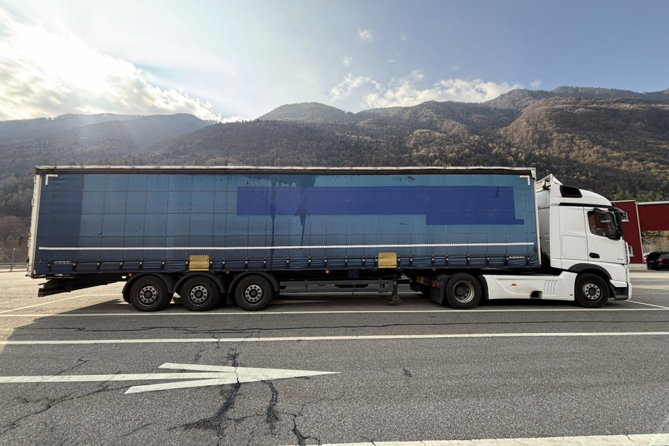 San Vittore, a un autoarticolato con notevole sovraccarico viene impedito di proseguire