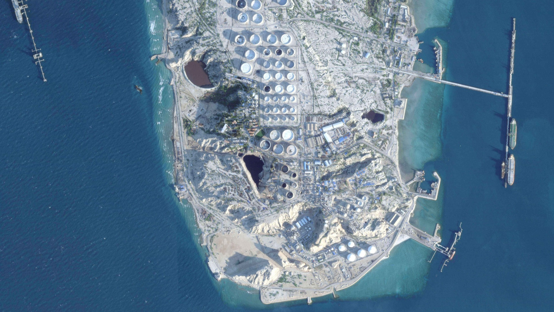 Pesanti attacchi degli USA contro l'isola di Kharg, distrutti siti militari