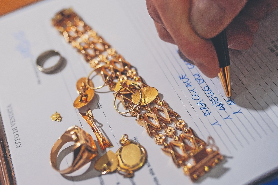 I ticinesi corrono a vendere l'oro di famiglia