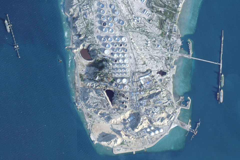 Pesanti attacchi degli USA contro l'isola di Kharg, distrutti siti militari