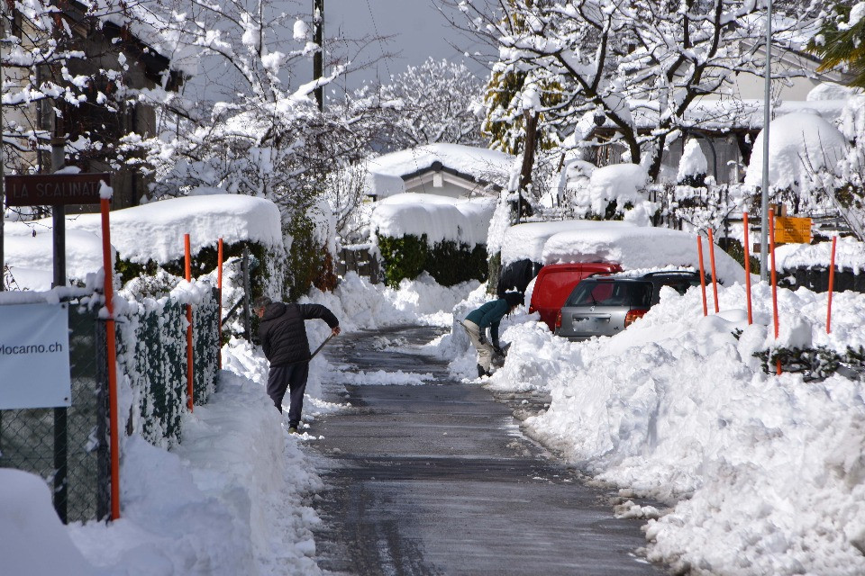 Colpo di coda dell'inverno: la neve torna a impensierire il Locarnese