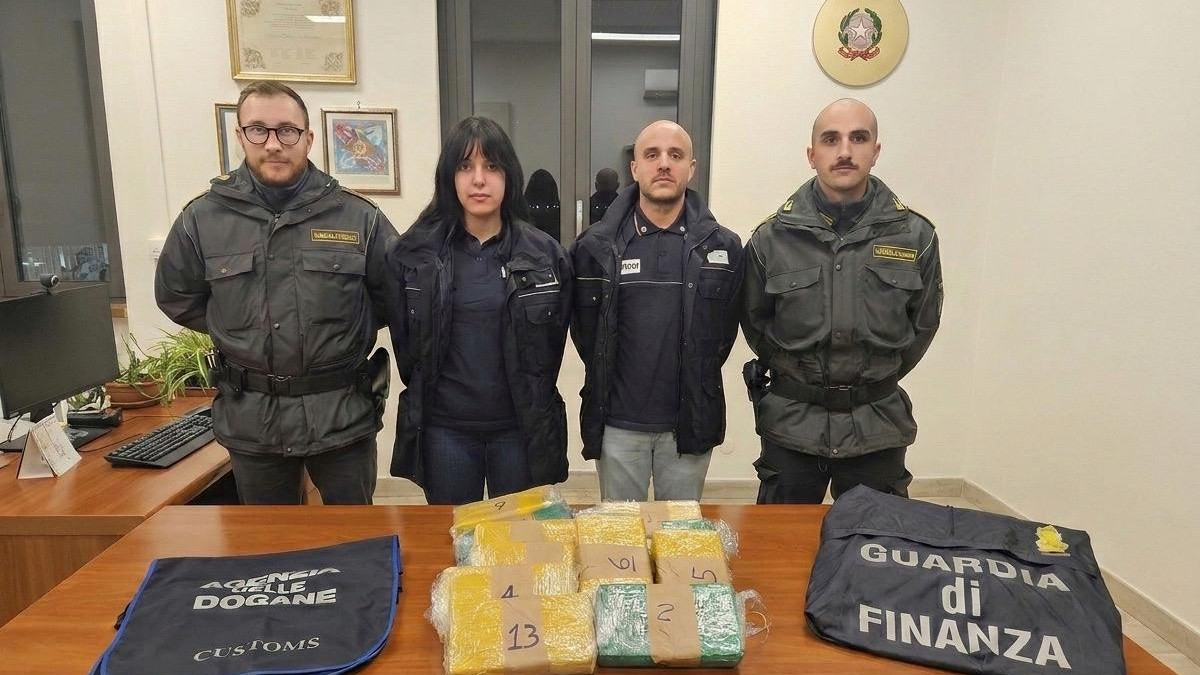 Al valico di Brogeda con 15 chili di cocaina in macchina